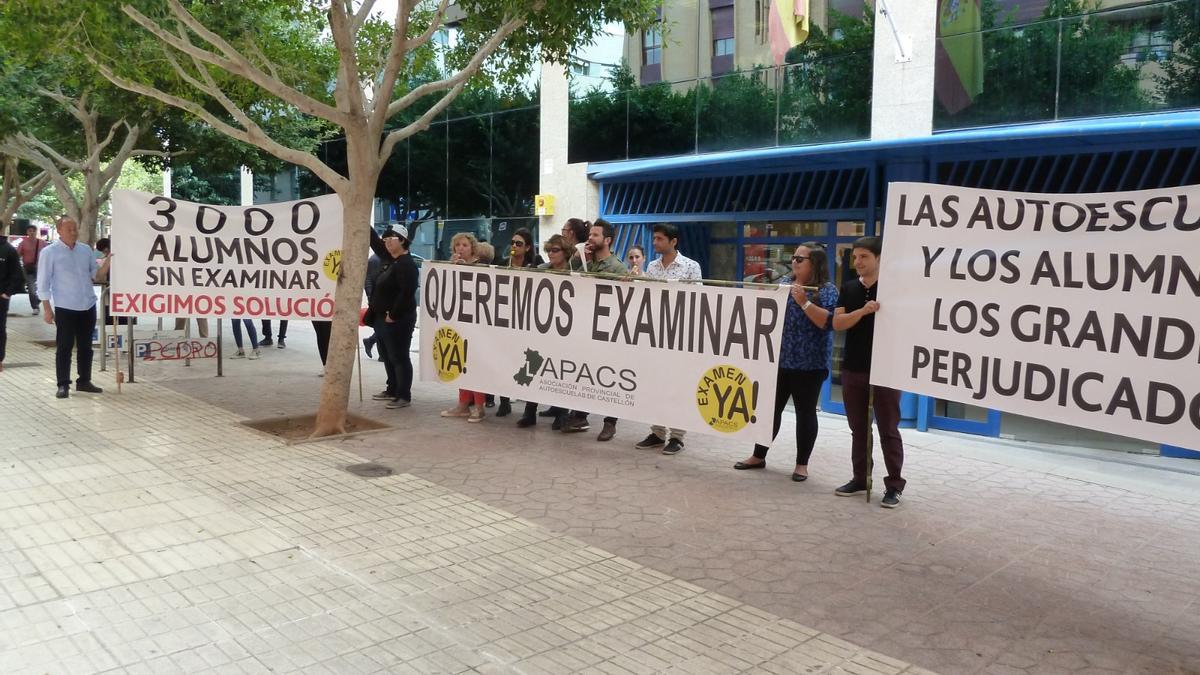 Hace unos años las autoescuelas de Castellón ya protestaron por ese problema, entonces eran 3.000 los alumnos a la espera y ahora son 4.000