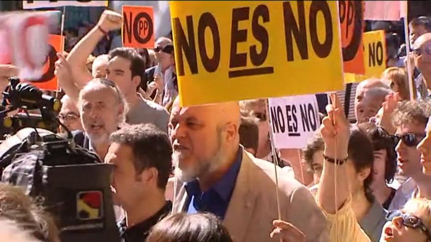 Vídeo: Afiliados de base del PSOE increpan y persiguen a miembros del Comité Federal