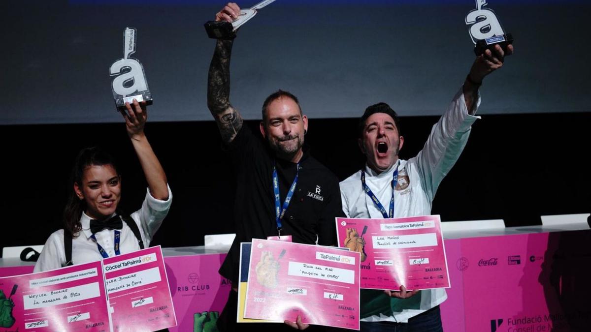 Weyler Bonaire, Tito Verger y Andrés Moreno alzan sus galardones, ayer, en el Palau de Congressos.