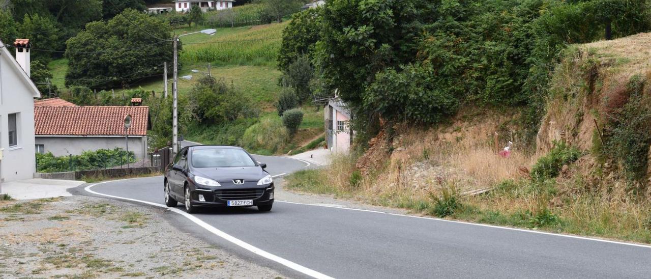 La carretera DP-0105, con la superficie ganada tras el derribo de dos viviendas, en Leiro. |   // VÍCTOR ECHAVE