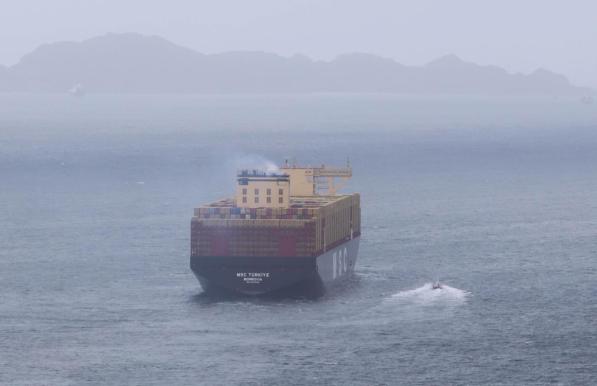 El mayor portacontenedores del mundo atraca en Vigo