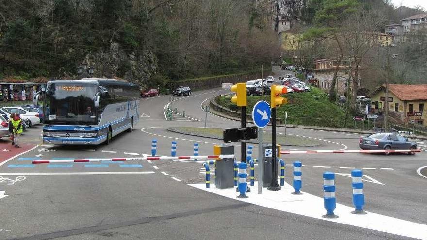 Tráfico, ayer, ante la barrera que corta el acceso a la carretera de los Lagos, en Covadonga.