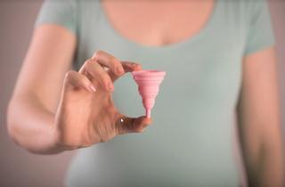 La historia viral de una farmacia que se niega a vender la copa menstrual por "ideología"