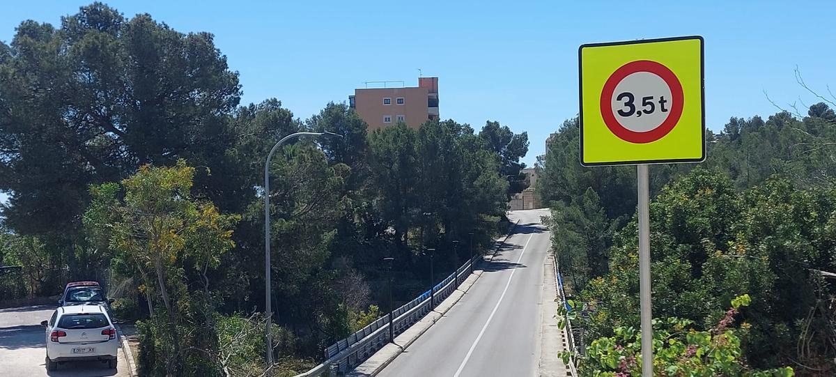 Está prohibido el paso a vehículos de más de 3.500 kilos por el puente.