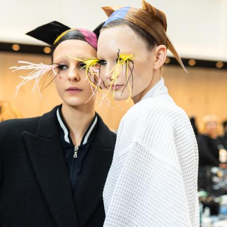 Las pestañas de plumas y las maxi coletas llegan a la New York Fashion Week