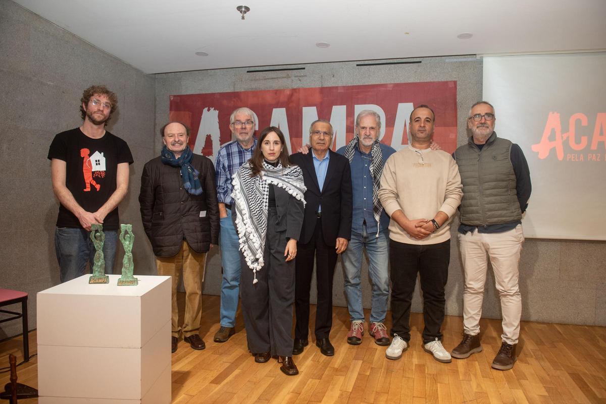 Miembros de Acampa y la presentadora del acto con Refaat Alathmana y Javier Fesser (1º y 2º por la dcha.) y Mohamed Safa (4º por la dcha).