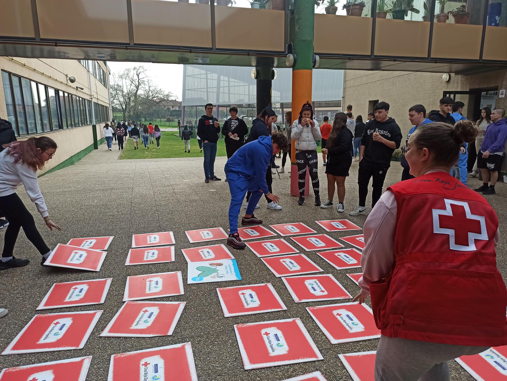 El alumnado del IES de Llanera se pone en la piel de migrantes y refugiados en la Semana Cultural: "Te das cuenta de que no es lo mismo aquí que allí"