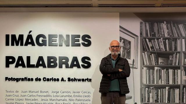 Carlos A. Schwartz en su exposición en CajaCanarias. | EL DÍA