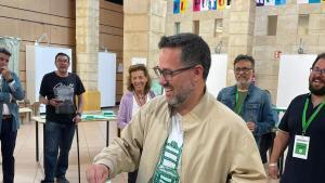 José Ignacio García, candidato de Adelante Andalucía, ejerciendo su derecho al voto en Jerez de la Frontera (Cádiz).)