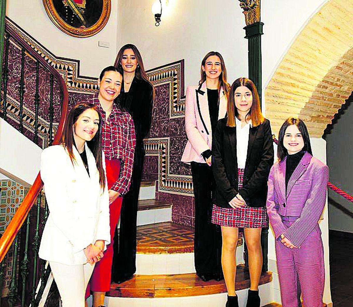 Paula, María, Sulema, Irene, Lucía i María, integrants de la cort d'honor 2023.
