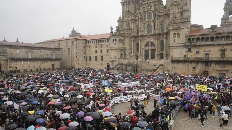 Multitudinaria manifestación &quot;en defensa do mar&quot; y contra la gestión de la crisis de los pélets en Compostela