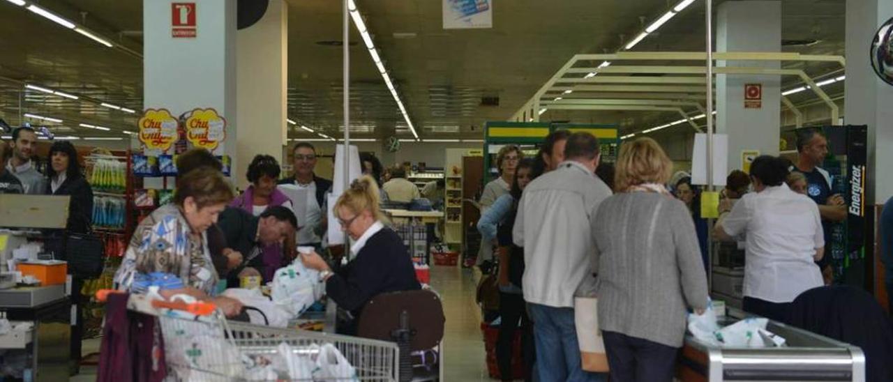 Clientes en las cajas del economato de Mieres, en una imagen de archivo.