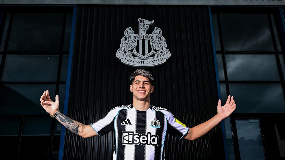 Antoñito ya posa con los colores del Newcastle.