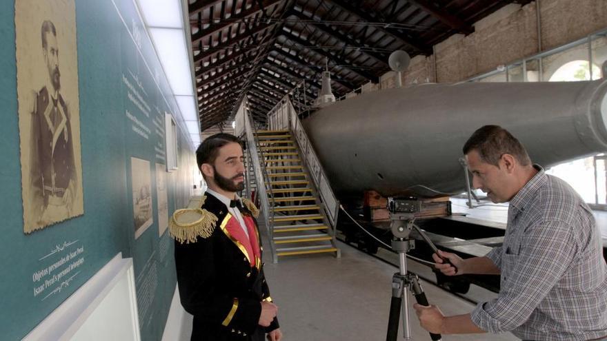 José Blas Hernández (d), grabando al actor que da vida al inventor del submarino, Pablo Novoa, en el Museo Naval.