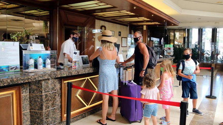 Turistes realitzant el check-in a l&#039;hotel Evenia Olympic de Lloret de Mar, foto d&#039;arxiu