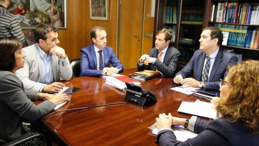 Un momento de la reunión del director general de Turismo (tercero por la derecha) con representantes de la Junta y Ayuntamiento de Toro.