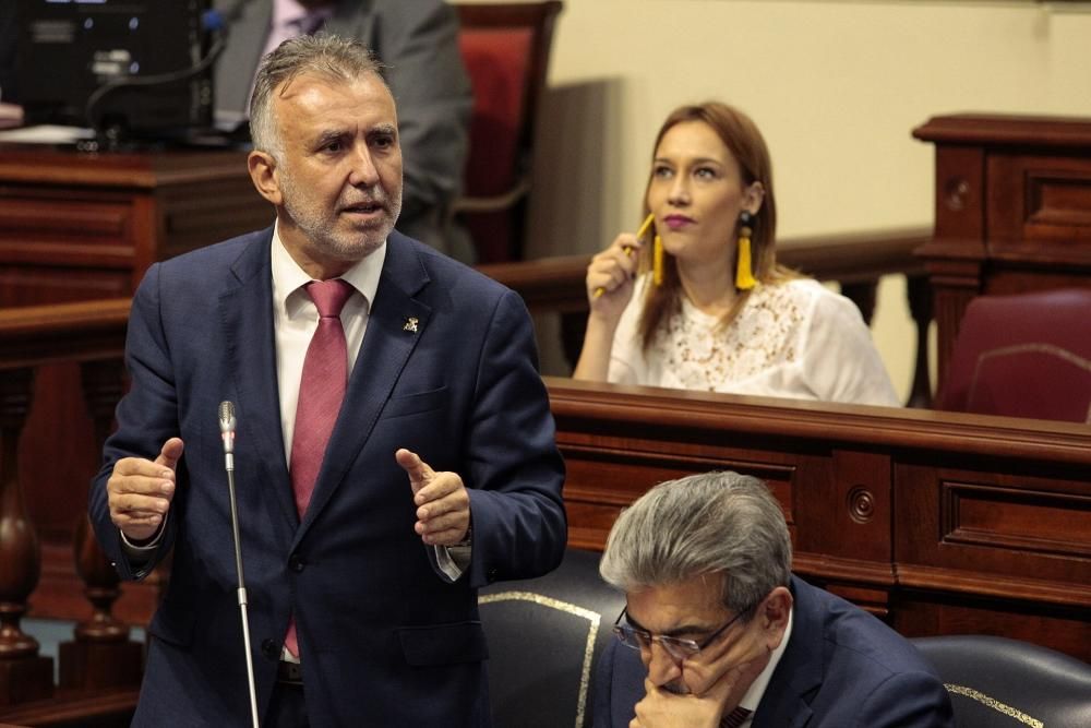 Pleno en el Parlamento de Canarias