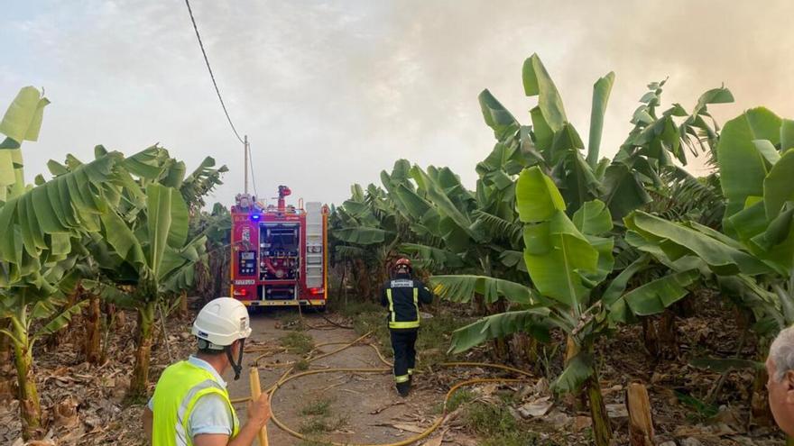 Incendio en una finca de plataneras en la zona de las obras de Chira-Soria