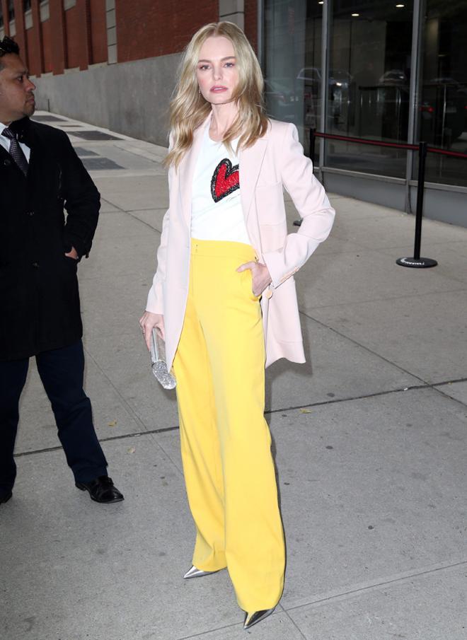 Kate Bosworth con blazer y pantalón coloridos y camiseta bordada