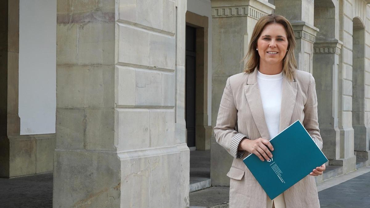 La edil sierense Eva Iglesis, este viernes, ante el Ayuntamiento de Siero.