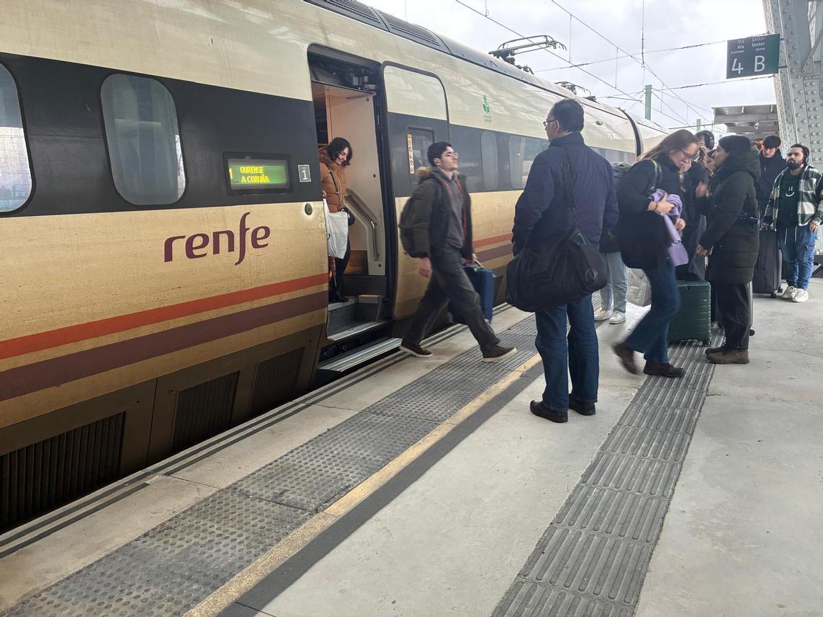 Llegada de un tren procedente de Vigo y con destino A Coruña este domingo a la estación de Santiago