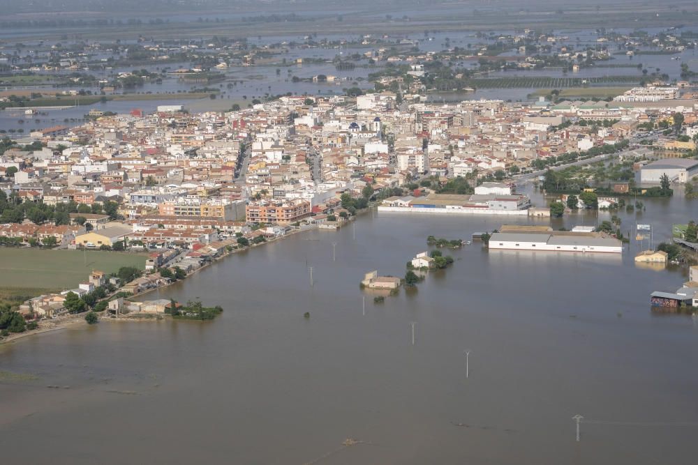 El helicóptero de la Guardia Civil sobrevuela la zona afectada por la gota fría