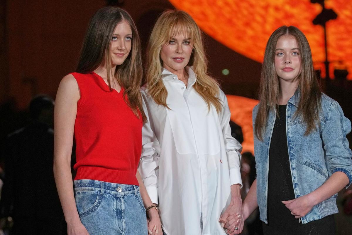 Sunday Rose Kidman Urban, from left, Nicole Kidman and Faith Margaret Kidman Urban pose for photographers upon arrival at the Chanel Spring/Summer 2026 collection presented in Paris, Monday, Oct. 6, 2025. (AP Photo/Christophe Ena). EDITORIAL USE ONLY/ONLY ITALY AND SPAIN