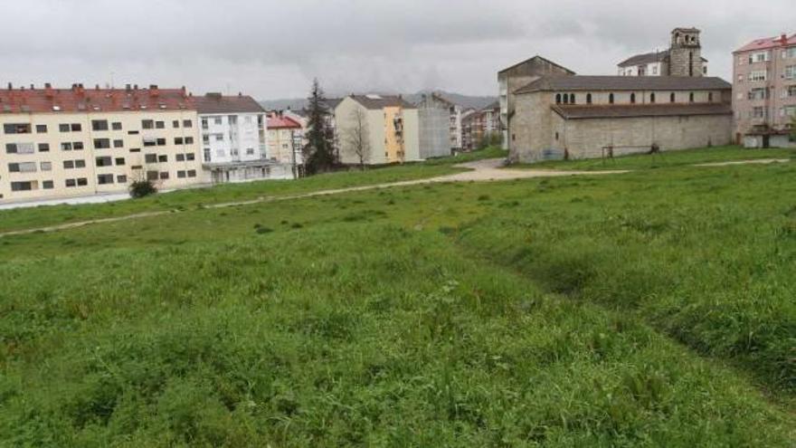 Terreno situado tras la iglesia de Santa Teresita, donde irá la zona verde.  // Iñaki Osorio