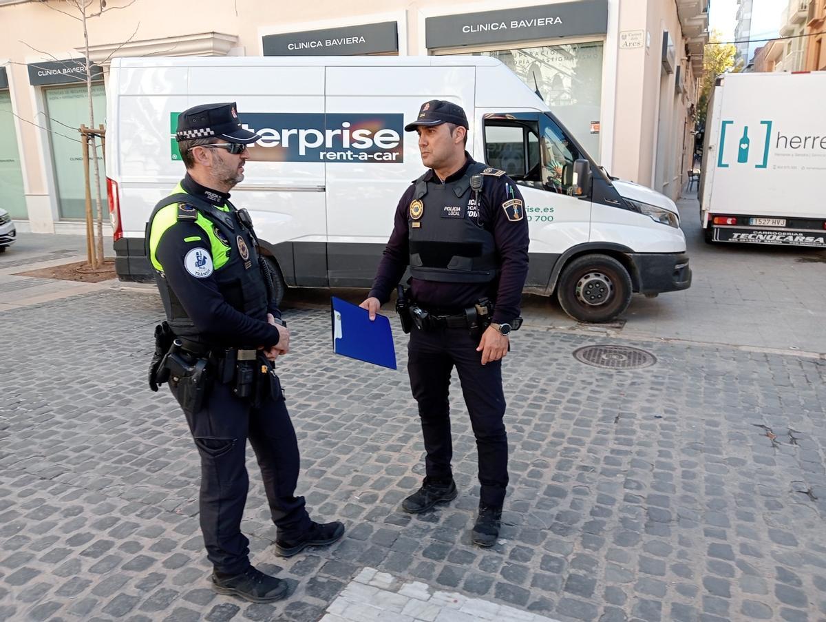 Jose Signes y Javi Balaguer, en la plaza donde se entregarán los premios.