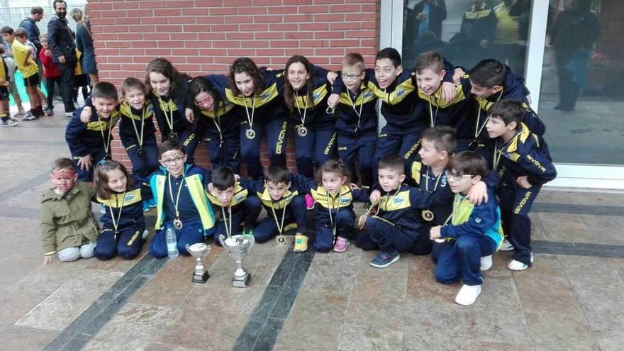 Los equipos prebenjamín y benjamín del Asturhockey en el País Vasco.