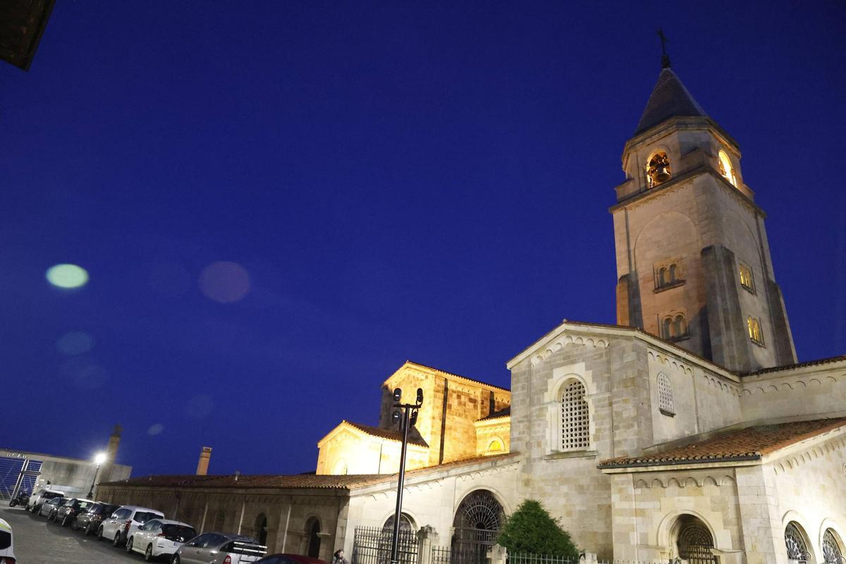 Vista nocturna torre de la iglesia de San Pedro.