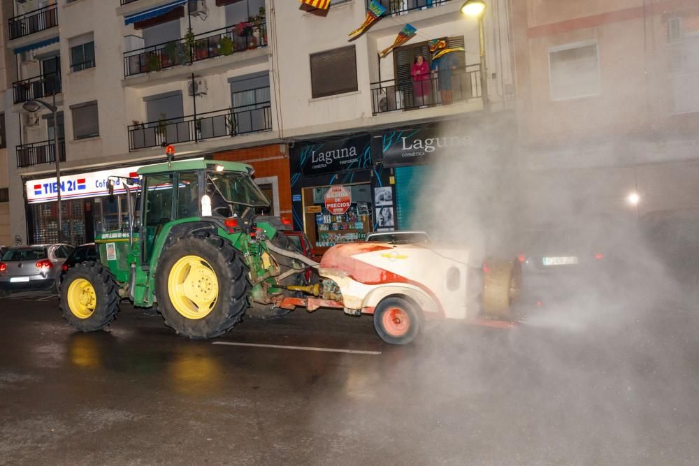 Un tractor pulveriza Mislata durante la noche