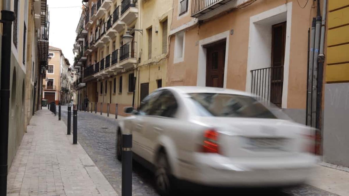 Un coche pasa por delante del número 4 de la calle Corretgería de Xàtiva, donde tuvo lugar el atropello.
