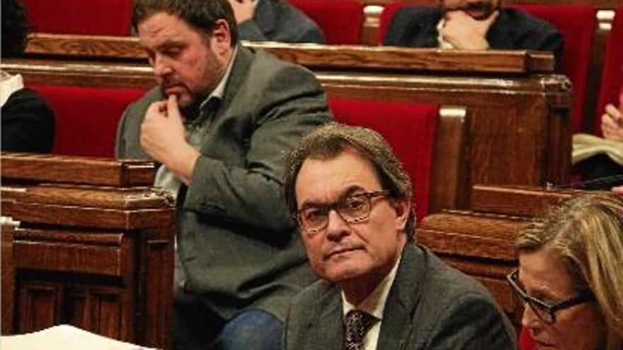 El president de la Generalitat, Artur Mas, i el líder d&#039;ERC, Oriol Junqueras en el ple del Parlament.