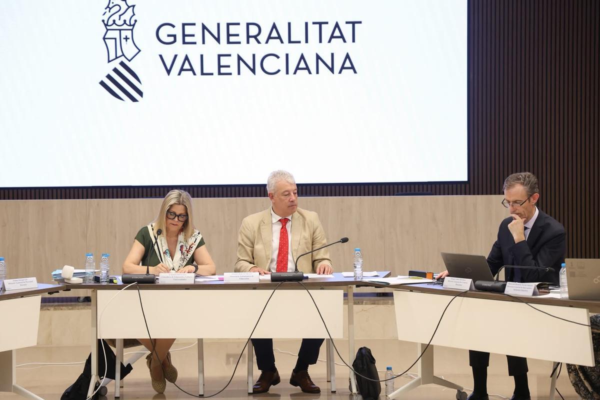 La consellera y el secretario autonómico de Educación, Daniel McEvoy