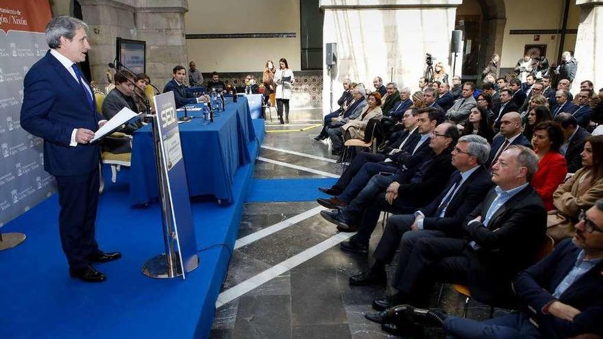 Germán Heredia se dirige al público tras recibir el galardón. En la mesa, por la izquierda, Javier del Pino, Carmen Moriyón y Pablo González-Palacios.