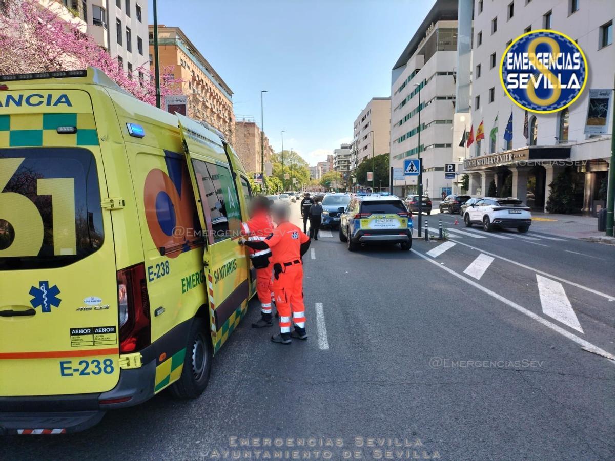 Herido un menor que circulaba en bicicleta tras un accidente con un coche en la Avenida de la Buhaira