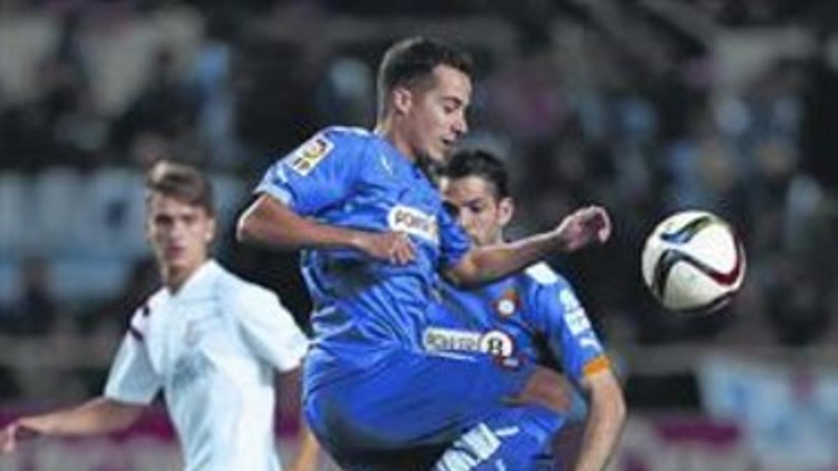 Lucas Vázquez salva una entrada del sevillista Iborra en el partido disputado el jueves en el Sánchez Pizjuán.
