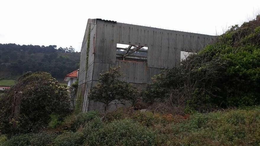 Nave que el Concello pretende rehabilitar en Sorrizo para construir un museo.