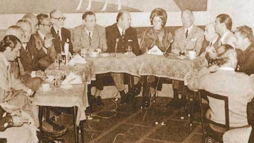 Miembros de la tertulia &quot;Los Puritanos&quot; reunidos en el Café Rialto en los años sesenta