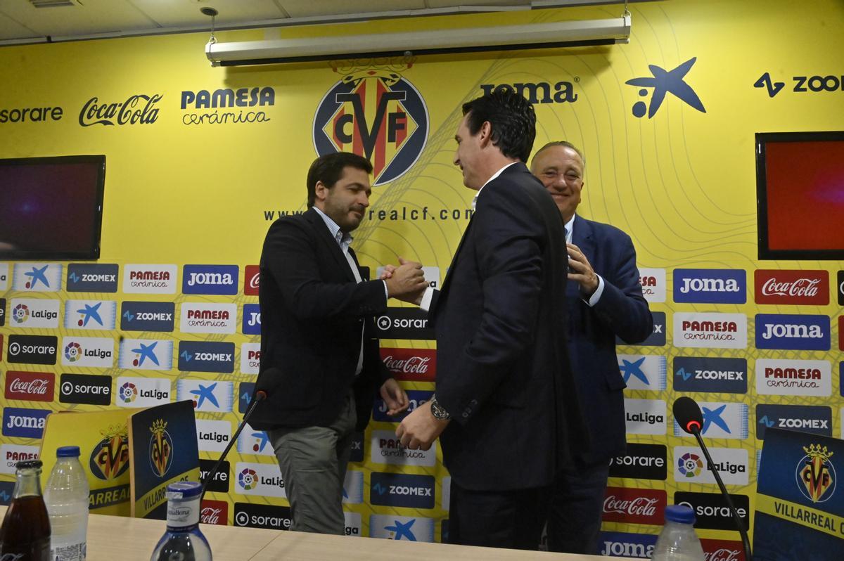 Roig Negueroles saluda a Unai Emery, en la rueda de prensa de despedida del Villarreal del entrenador, en presencia de Fernando Roig.