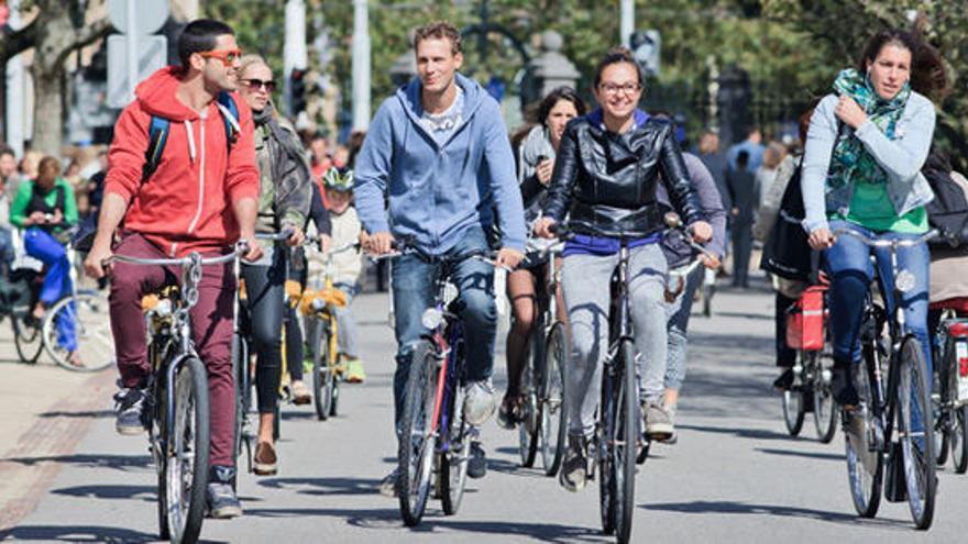 Un grupo de ciudadanos holandeses en bicicleta.