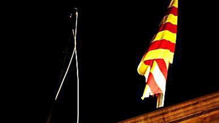 La bandera espanyola, arriada del Palau de la Generalitat