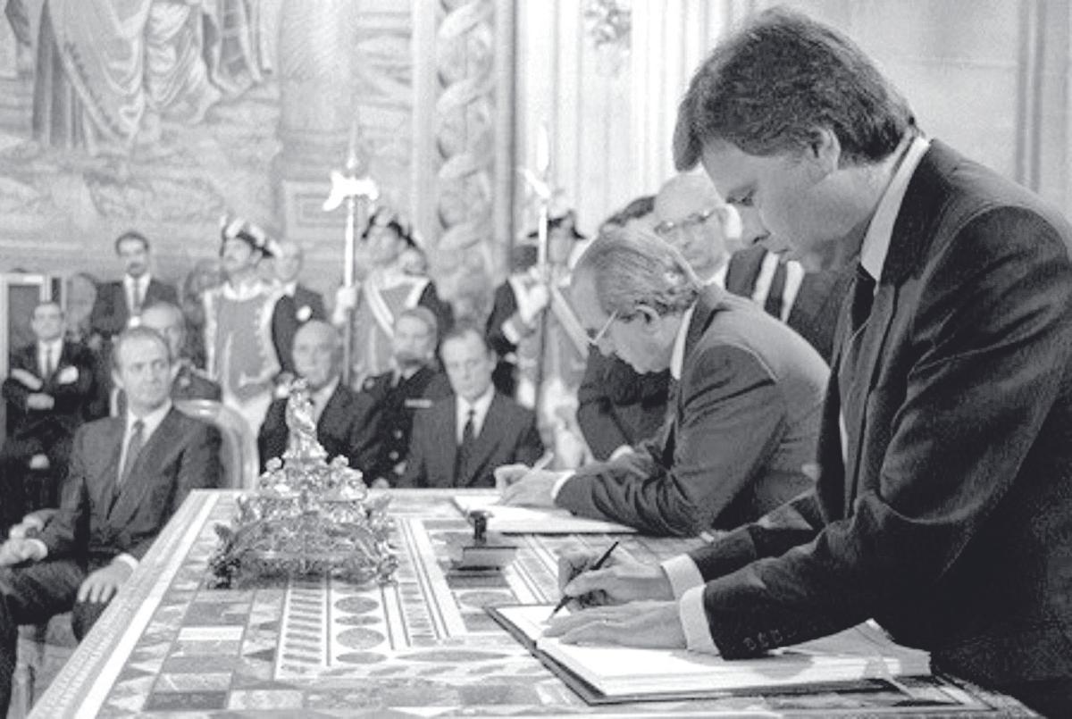 Fernando Morán y Felipe González firman el tratado de adhesión a la UE, en presencia del rey Juan Carlos I. Fernando Morán y Felipe González firman el tratado de adhesión a la UE, en presencia del Rey Juan Carlos I, que tiene a su lado al ovetense Sabino Fernández Campo. 19/02/2020