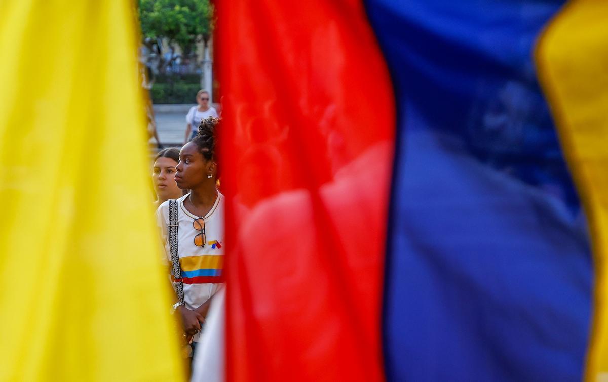 València guarda una vigilia en la plaza de la Virgen en homenaje a las víctimas del terremoto de Colombia