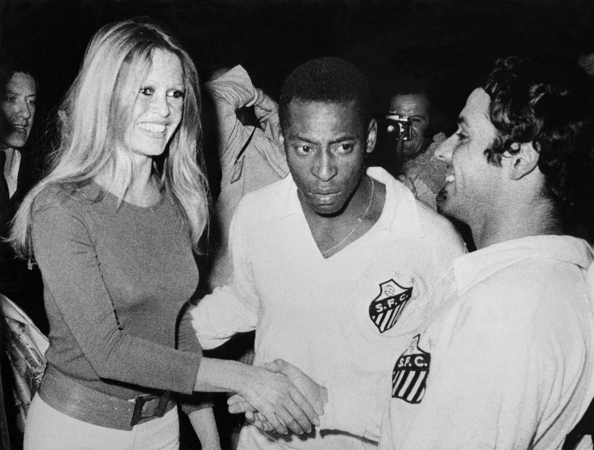 EL FUTBOLISTA PELE JUNTO A ACTRIZ FRANCESA BRIGITTE BARDOT. (FILES) In this file photo taken on April 01, 1971 Brazilian footballer Edson Arantes do Nascimento, better known as Pele (C), introduces French actress Brigitte Bardot (L) to his teammates during a match organized in aid of cancer research in Colombes, Paris suburb. - Brazilian football icon Pele, widely regarded as the greatest player of all time and a three-time World Cup winner who masterminded the 'beautiful game', died on December 29, 2022 at the age of 82, after battling kidney problems and colon cancer. (Photo by AFP). RESTRICTED TO EDITORIAL USE – RIGHT OF PUBLICITY OF BRIGITTE BARDOT MUST BE CLEARED FOR ANY COMMERCIAL USE
