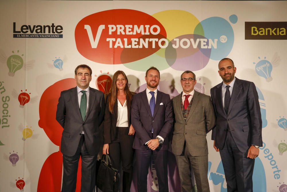 Los invitados posan en el photocall de los premios Talento Joven CV.