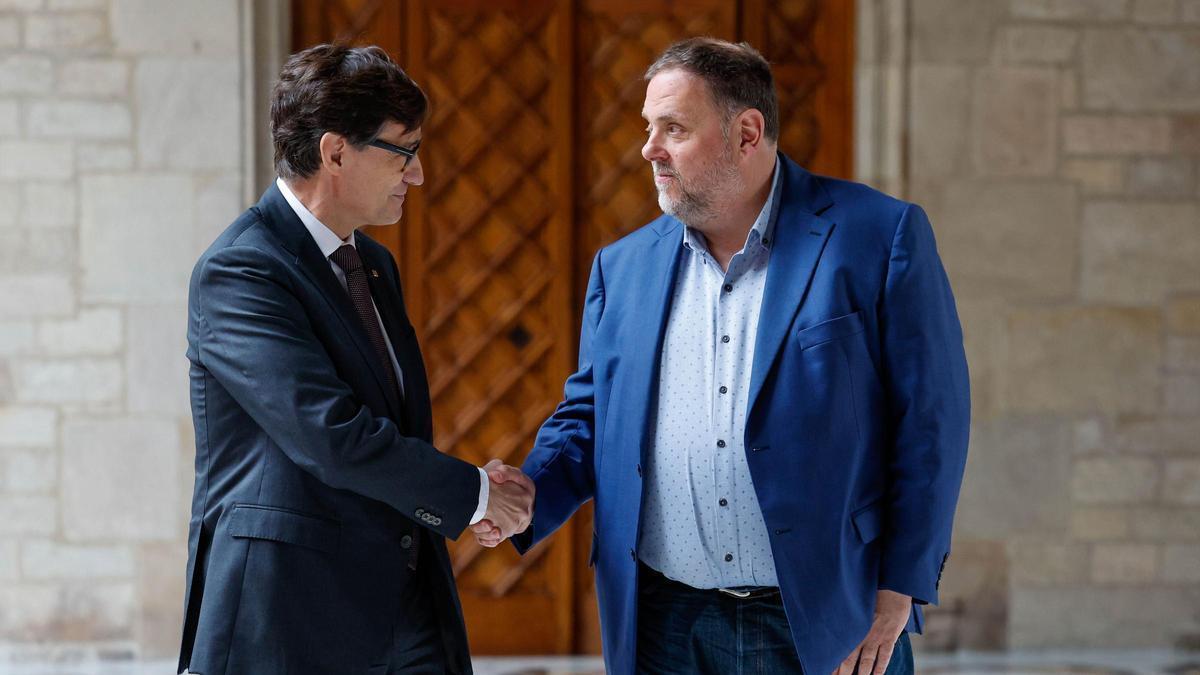 Salvador Illa y Oriol Junqueras se saludan en el Palau de la Generalitat de Cataluña.