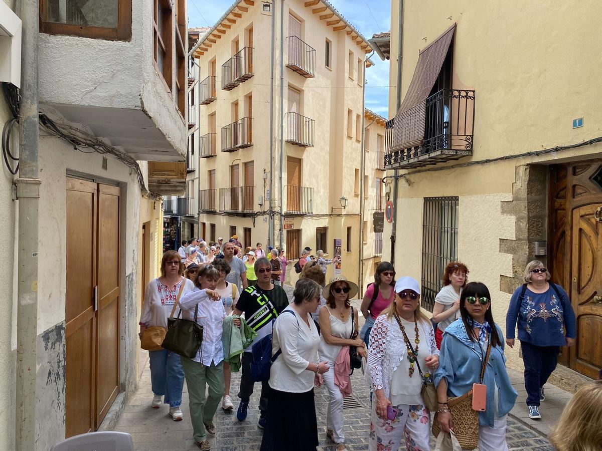 Las calles de municipios del interior como Morella se llenaron de visitantes.