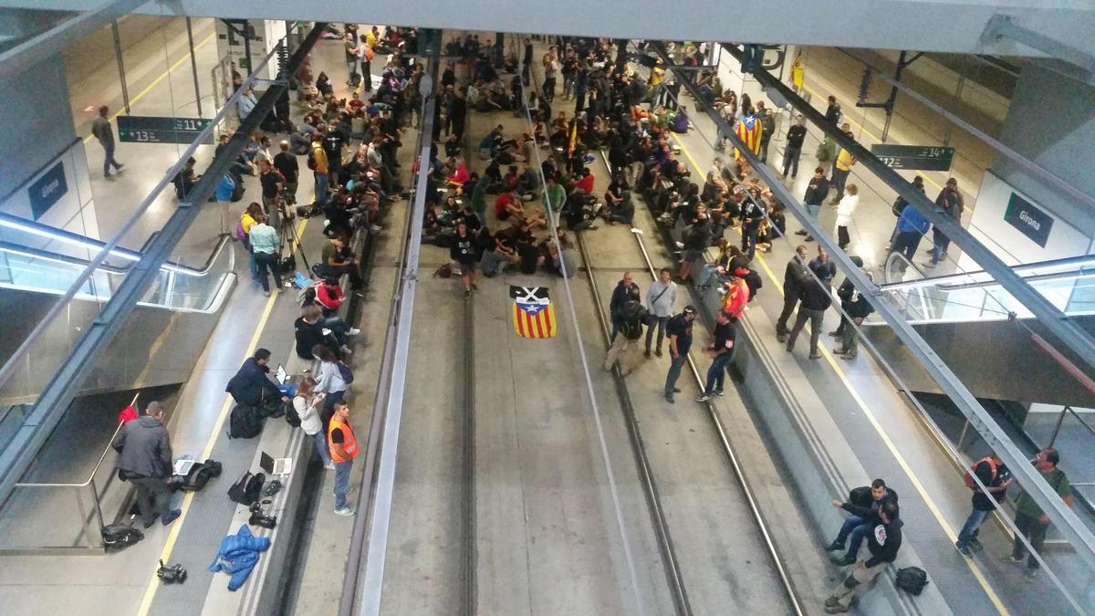 Pla general de les vies del tren de l'AVE a Girona ocupades aquest 1 d'octubre de 2018 FOTO GLORIA SANCHEZ / Pla general de les vies del tren de l'AVE a Girona ocupades aquest 1 d'octubre de 2018 / ICCONNA